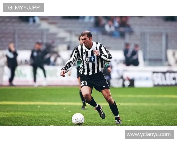 沙发足球明星盘点哪些球员在家中也能成为足球传奇