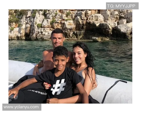 足球巨星C罗甜蜜亲吻爱妻展现幸福家庭生活瞬间 足球巨星C罗甜蜜亲吻爱妻展现幸福家庭生活瞬间