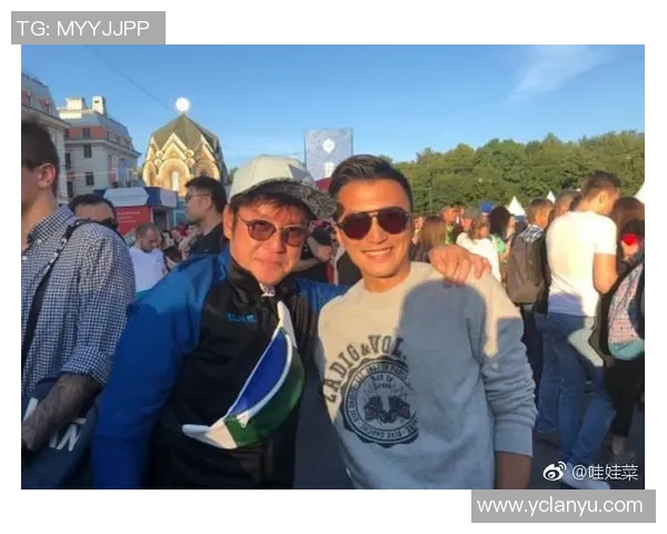 马云与足球明星亲密合影展现运动精神与友谊的精彩瞬间 马云与足球明星亲密合影展现运动精神与友谊的精彩瞬间